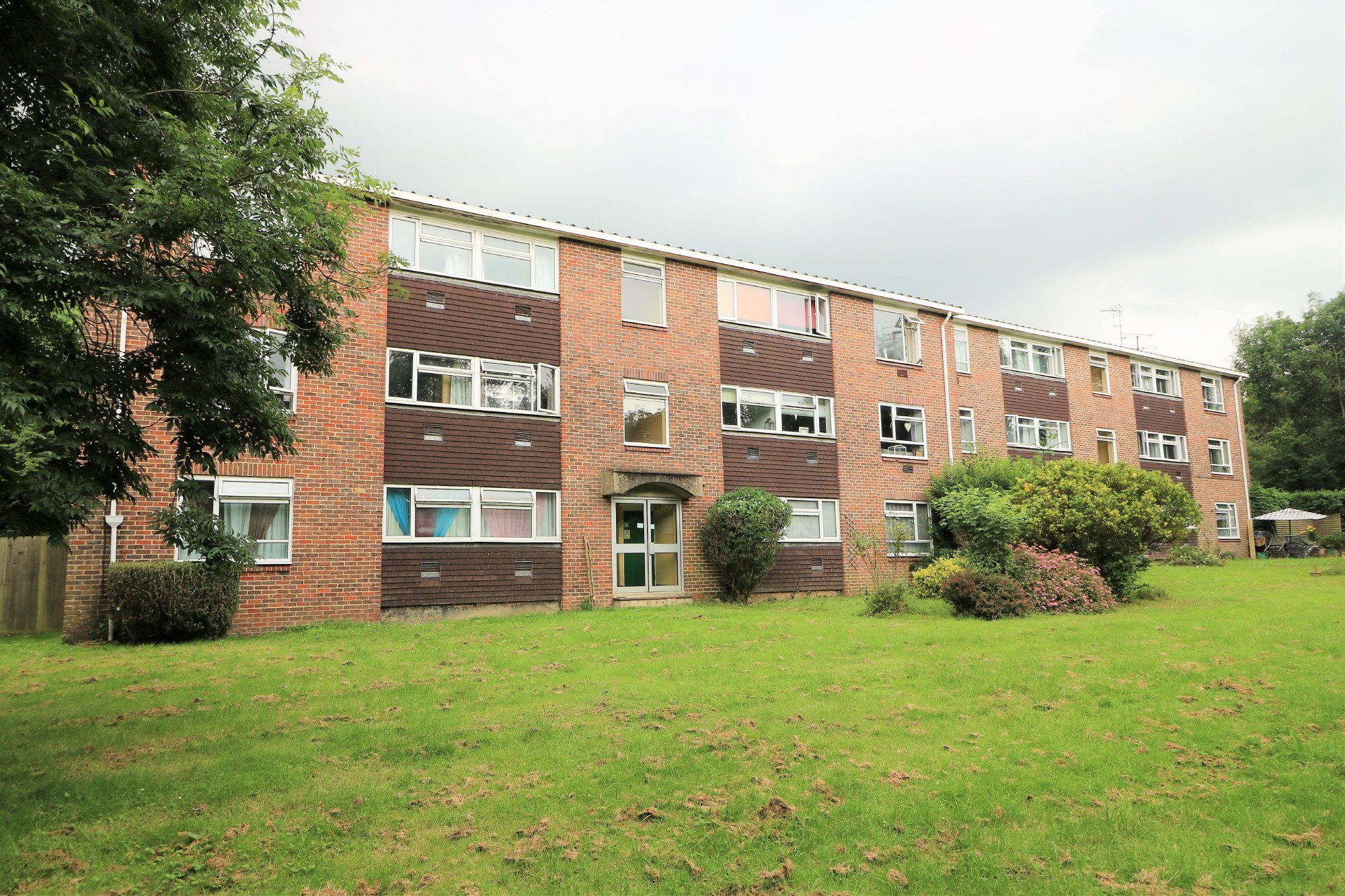 2 bed flat to rent in Hardy Close, North Holmwood, Dorking RH5 Zoopla