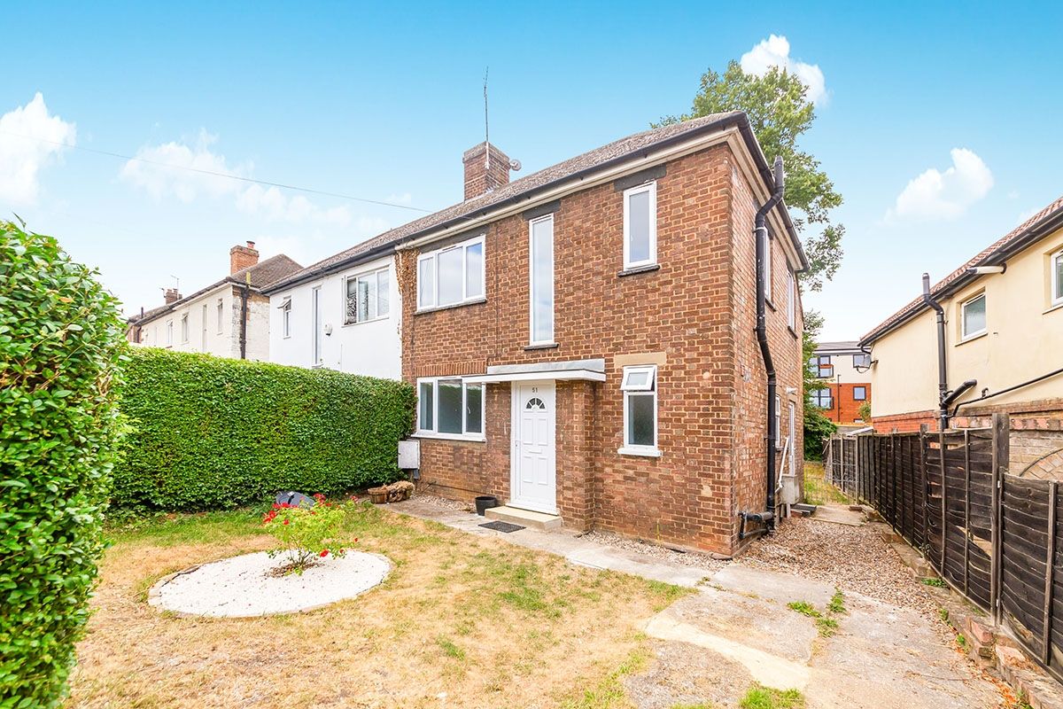 3 bed semidetached house to rent in Common Rise, Hitchin