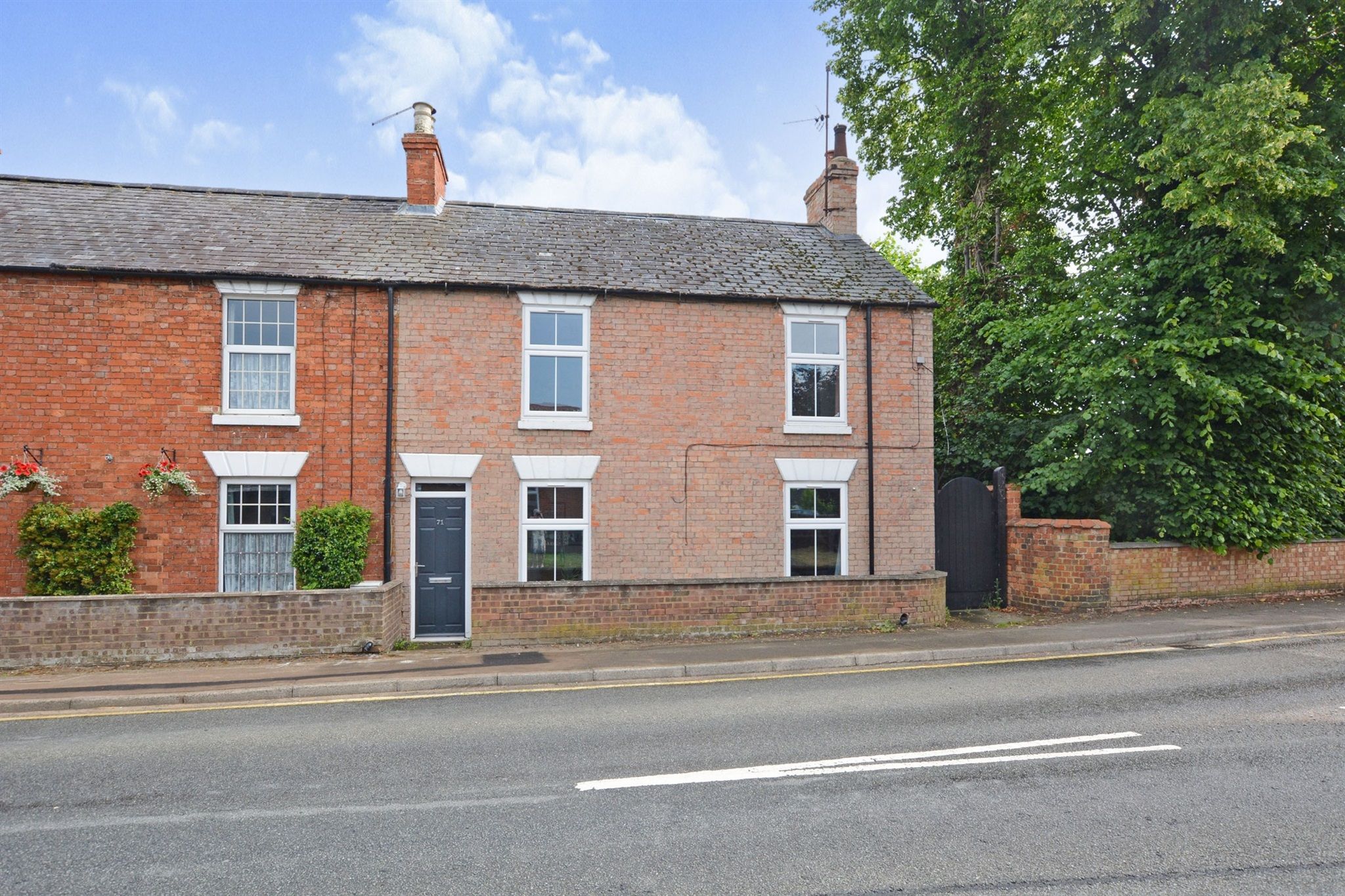 4 bed end terrace house for sale in High Street, Roade, Northampton NN7