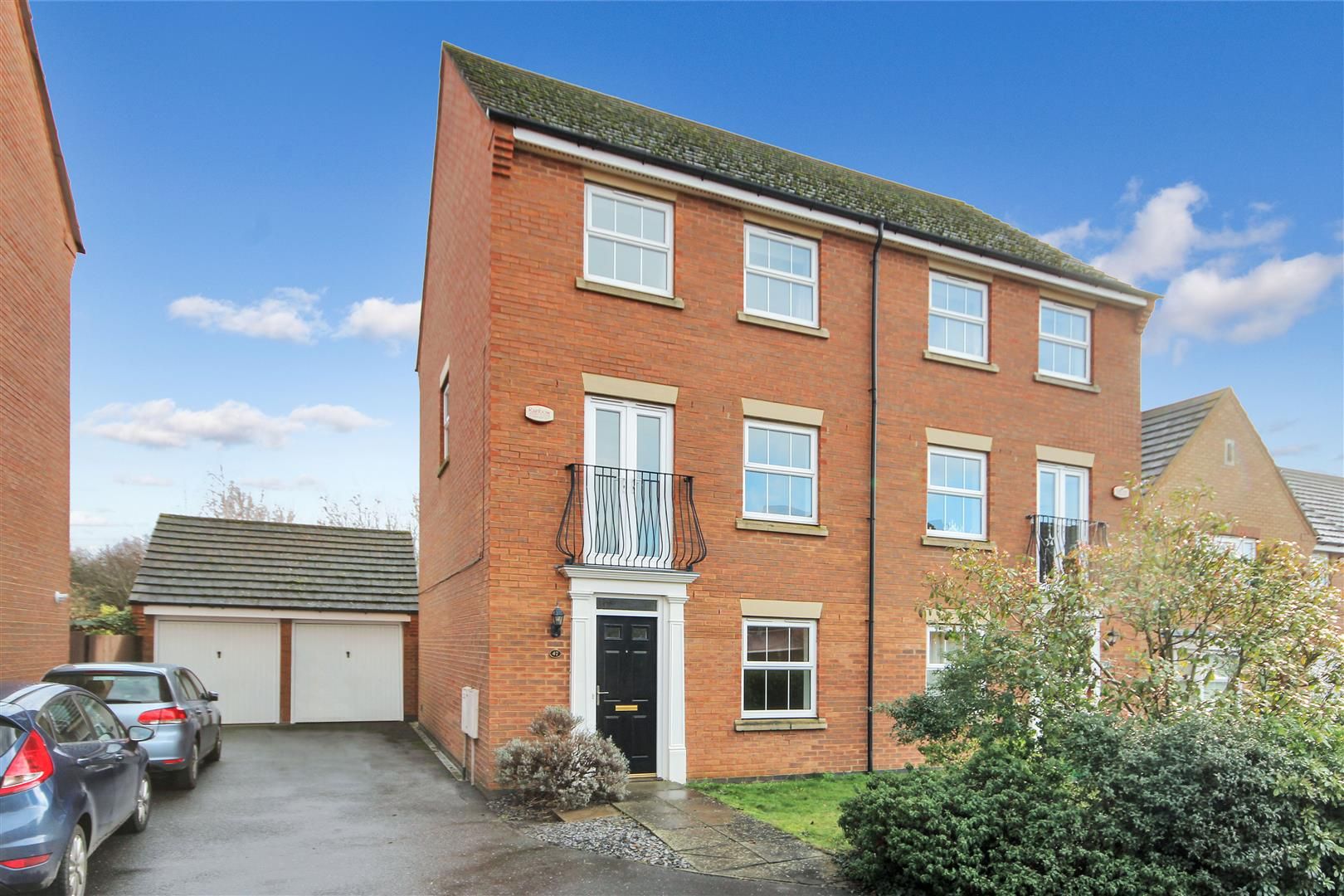 3 bed town house for sale in Sunningdale Drive, Rushden NN10 Zoopla