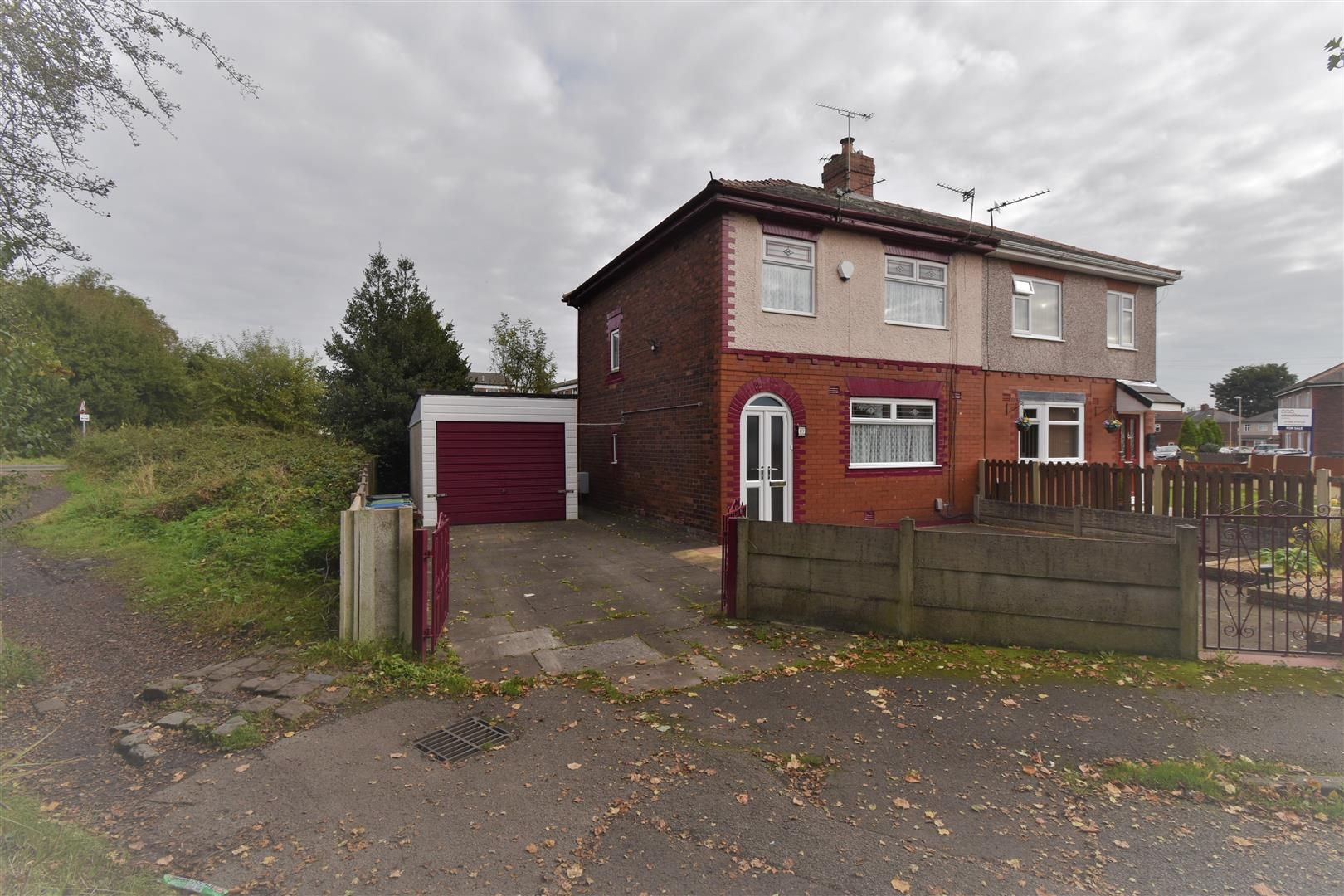 3 bed property for sale in Willow Avenue, Tyldesley, Manchester M29