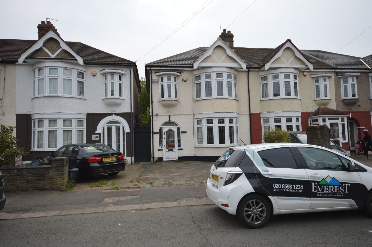 3 bed detached house to rent in Dawlish Drive, Ilford IG3 Zoopla