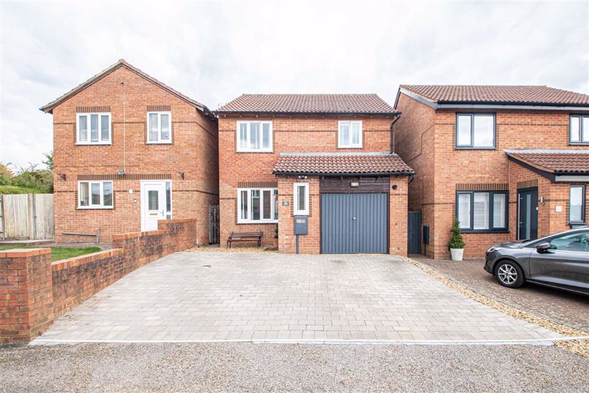 3 bed detached house to rent in Hexham Gardens, Bletchley, Milton