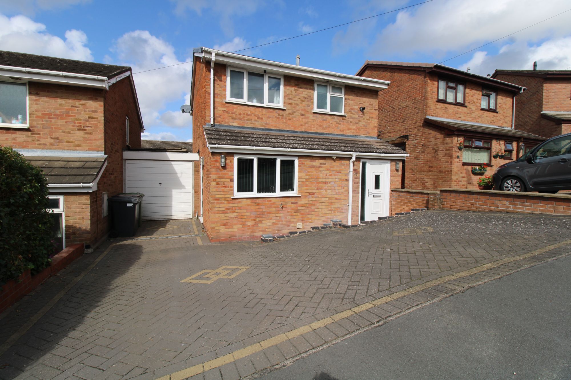 3 bed linkdetached house for sale in Salisbury Drive, Nuneaton CV10