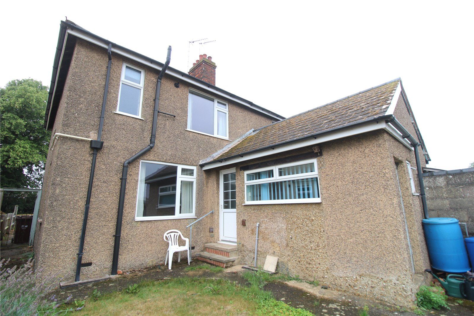 3 bed semidetached house for sale in Badby Road West, Daventry