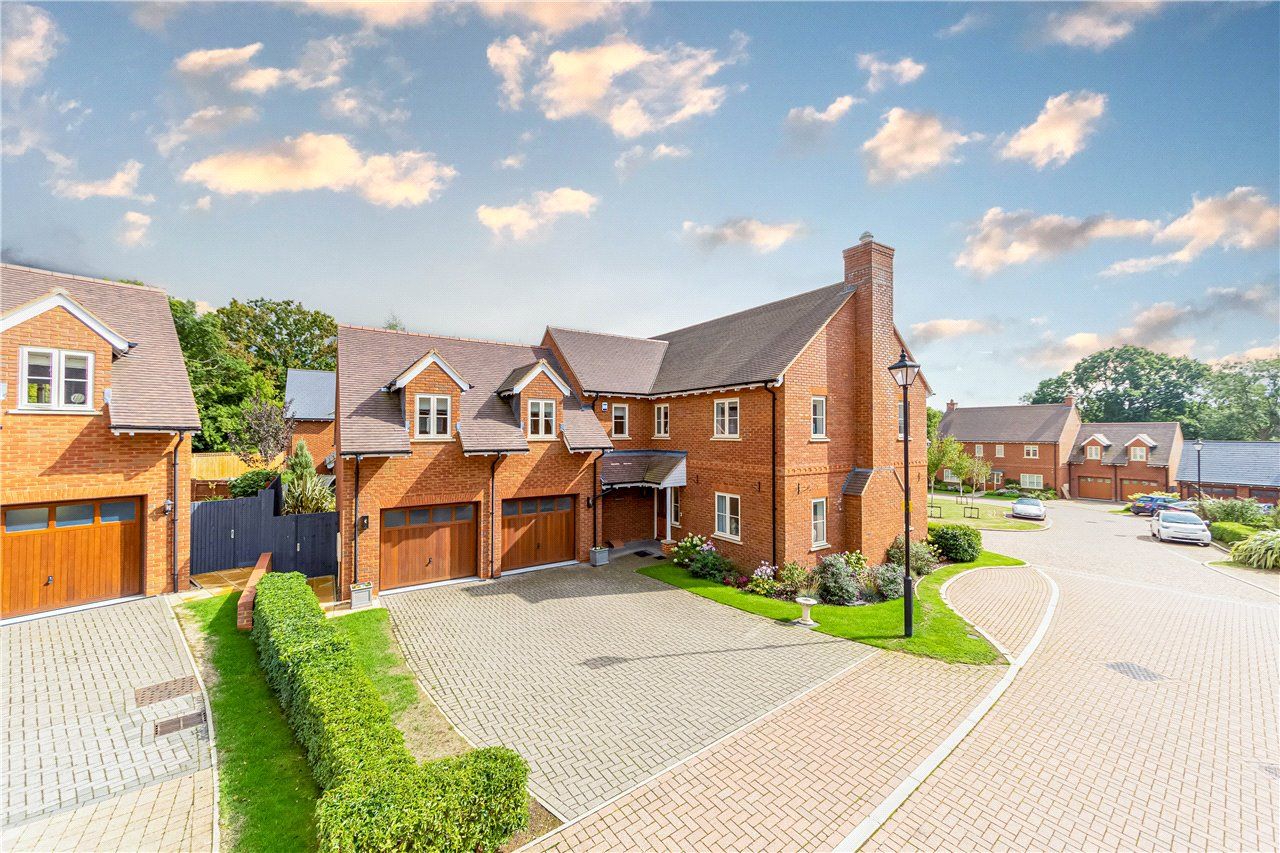 5 bed detached house for sale in Bell Farm Close, Studham, Dunstable