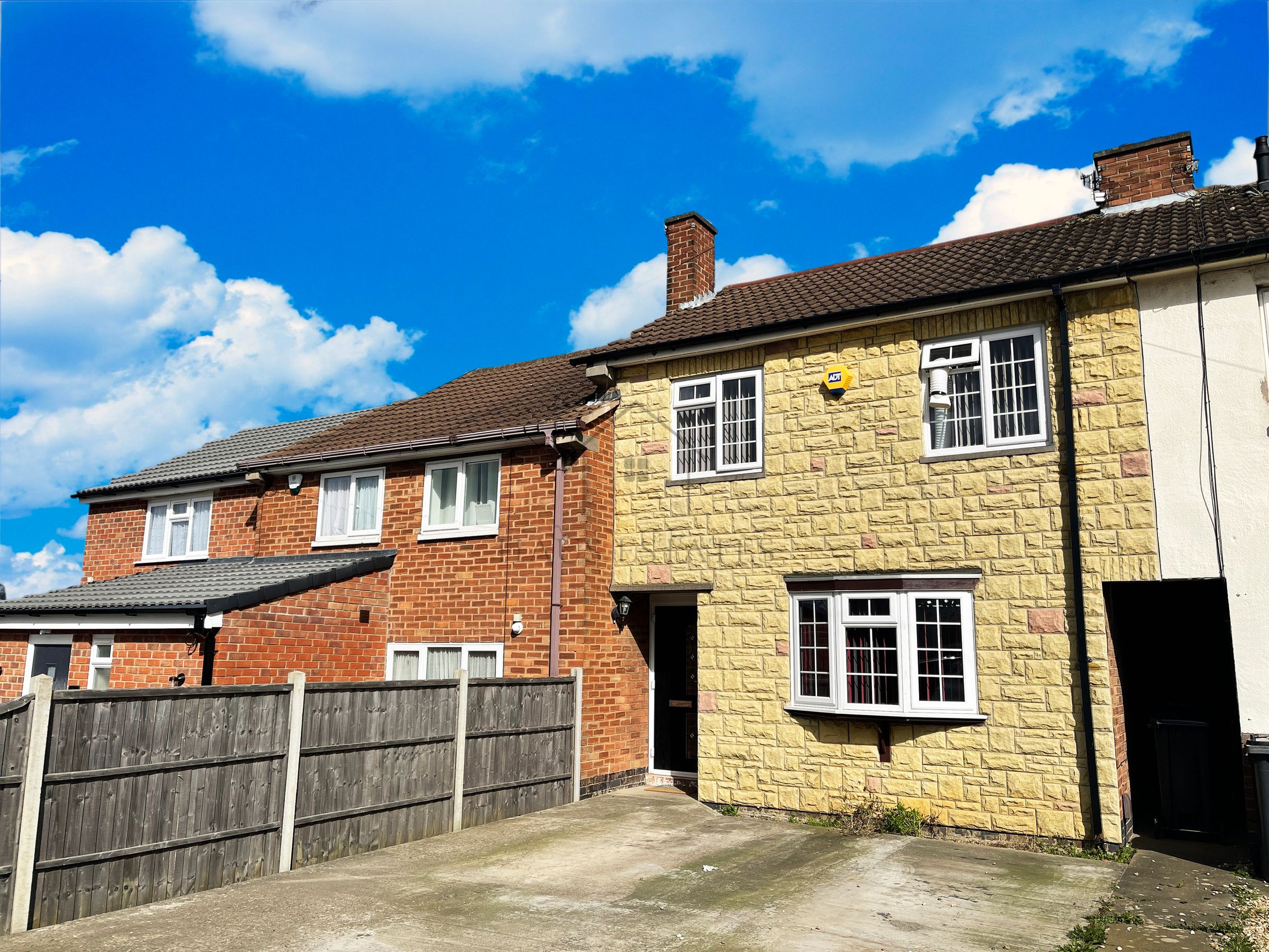 3 bed end terrace house for sale in Elstree Avenue, Leicester