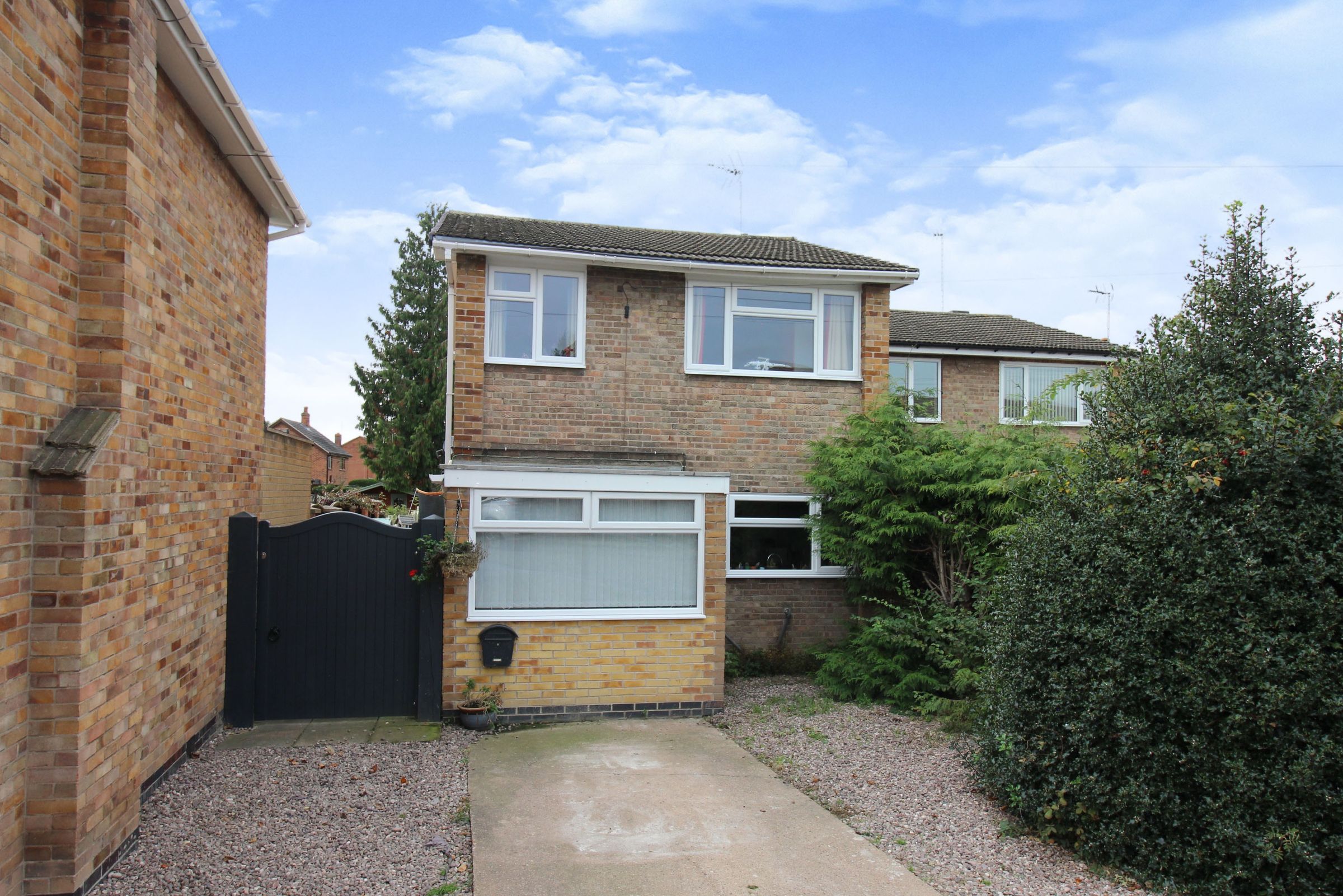3 bed detached house for sale in Mickledale Close, Bilsthorpe, Newark