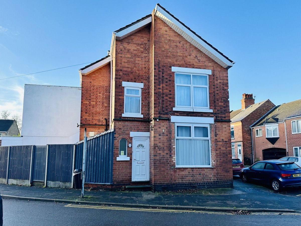 4 bed end terrace house for sale in Empress Road, Loughborough LE11