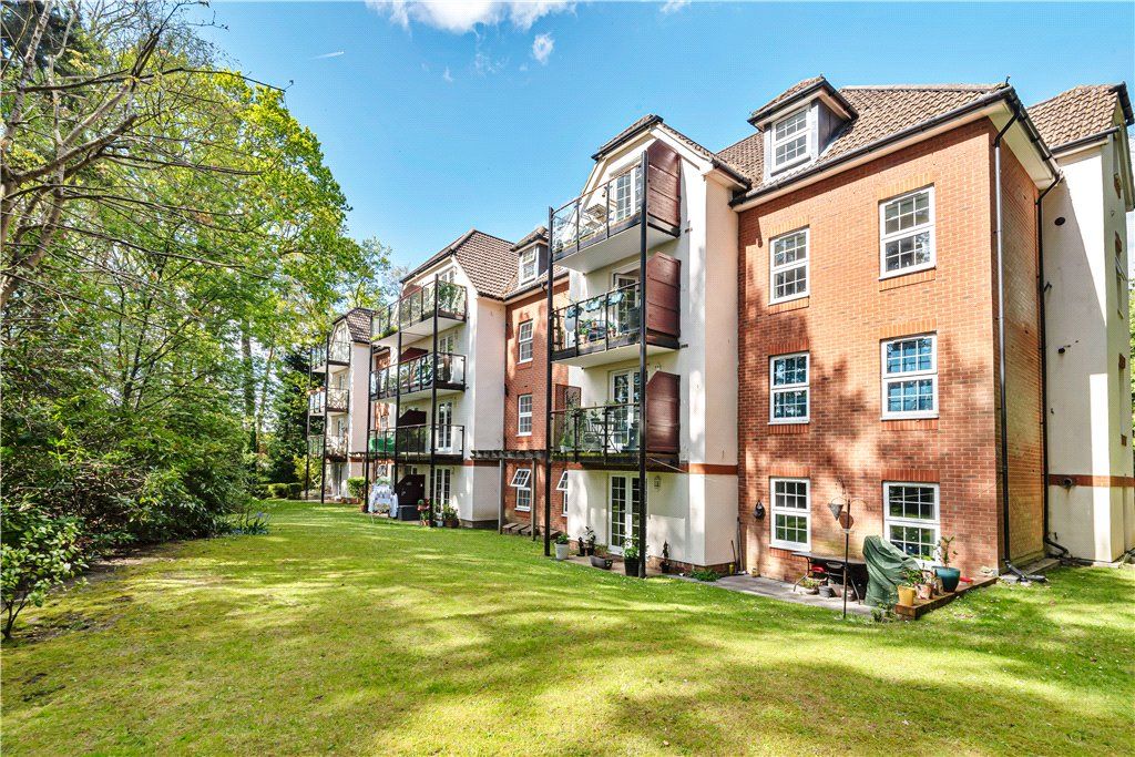 2 bed flat for sale in The Coppice, Church Crookham, Fleet, Hampshire
