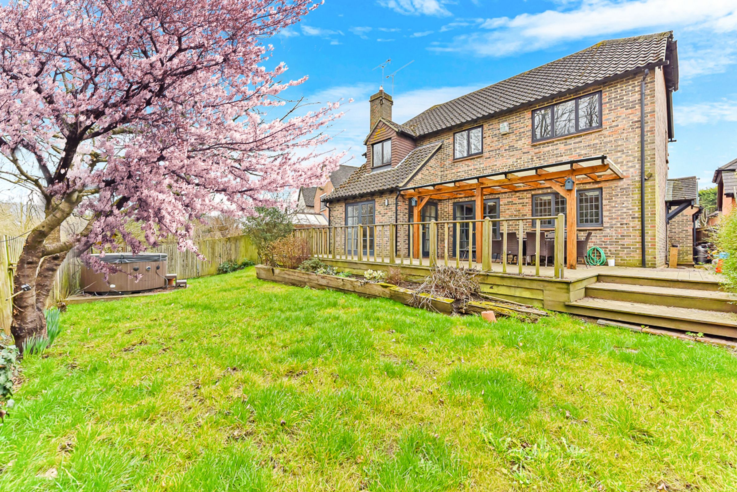 4 bed detached house for sale in Low Meadow, Halling, Rochester. Kent