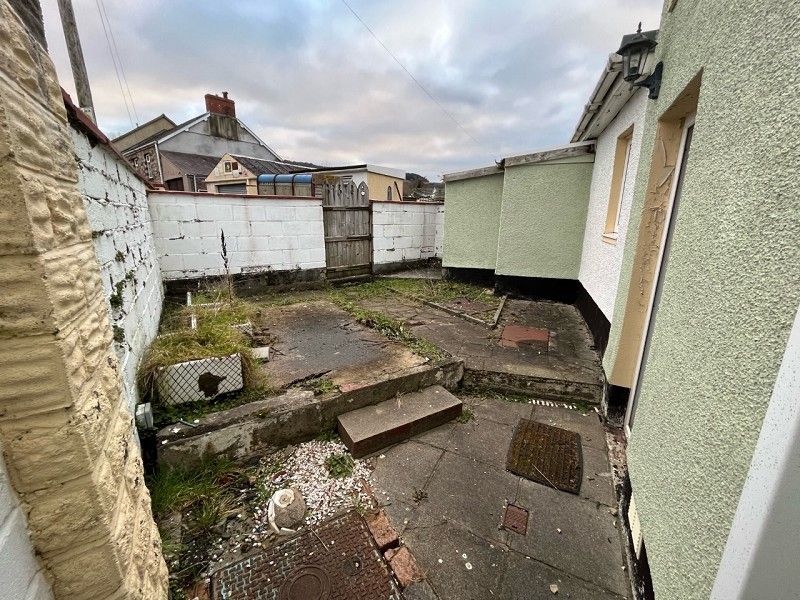 2 bed end terrace house for sale in Cwmamman Road, Glanamman, Ammanford