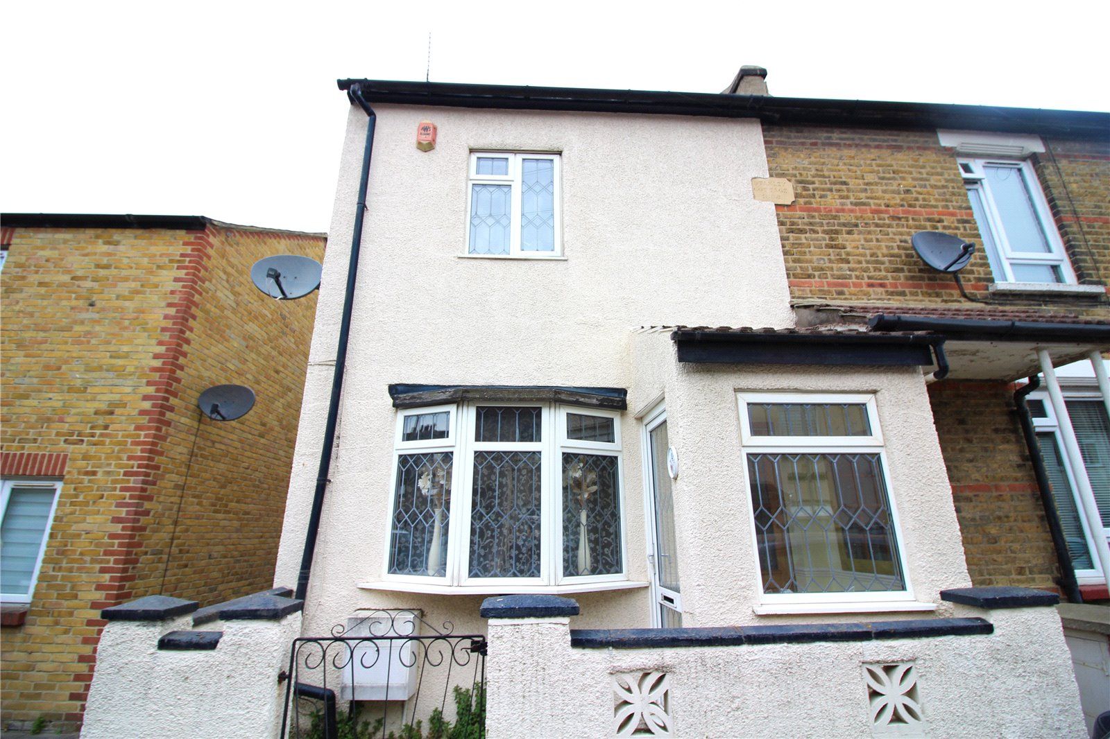 3 bed semidetached house for sale in Broomfield Road, DA10