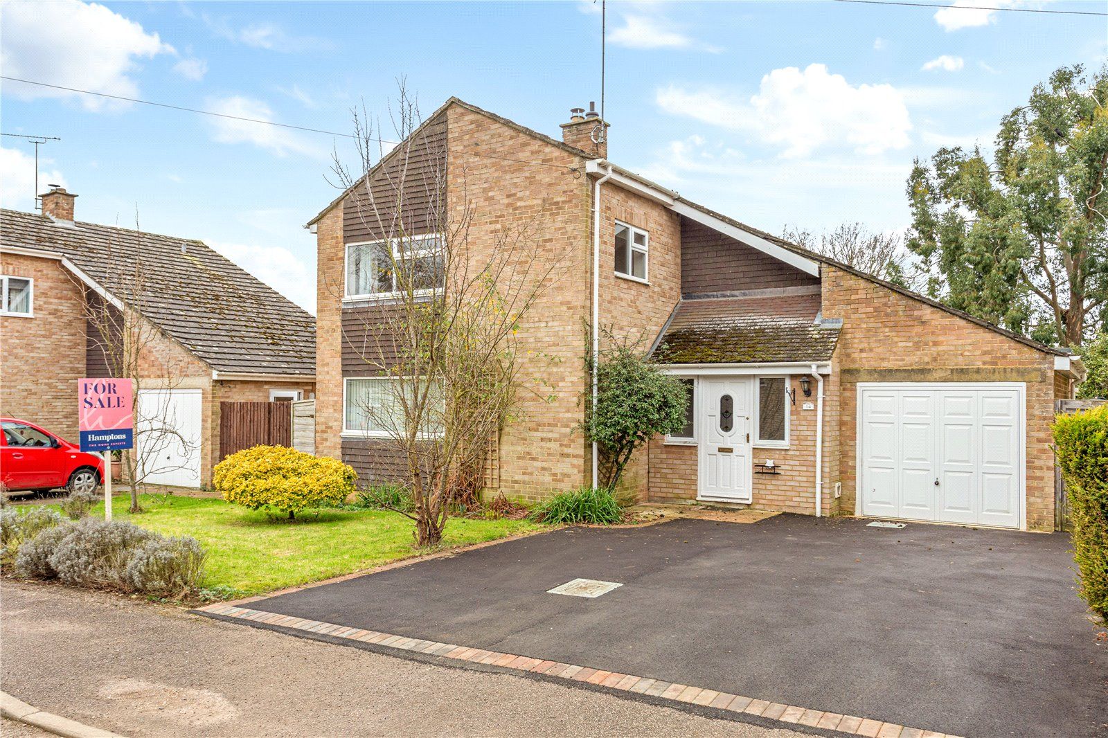 4 bed detached house for sale in Heath Close, Banbury