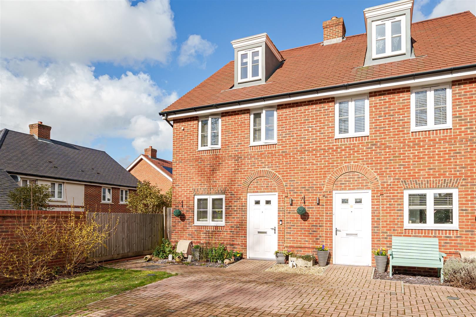 3 bed end terrace house for sale in Dashers Close, Crowthorne