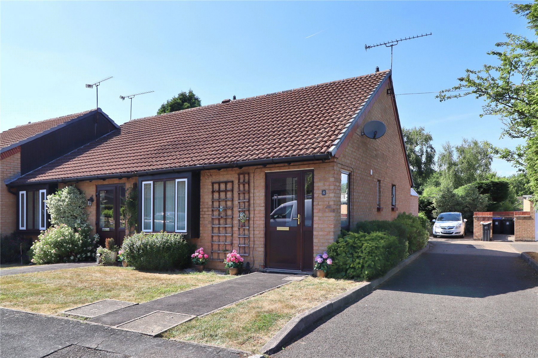 2 bed bungalow for sale in Fairmead, Woking GU21 Zoopla
