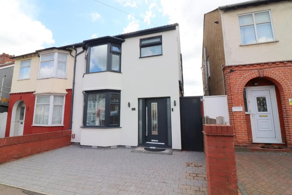 4 bed semidetached house for sale in Connaught Road, Luton