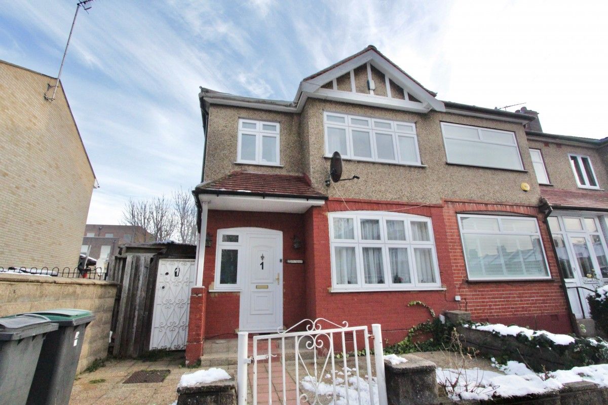 4 bed end terrace house to rent in Temple Terrace, Vincent Road, London