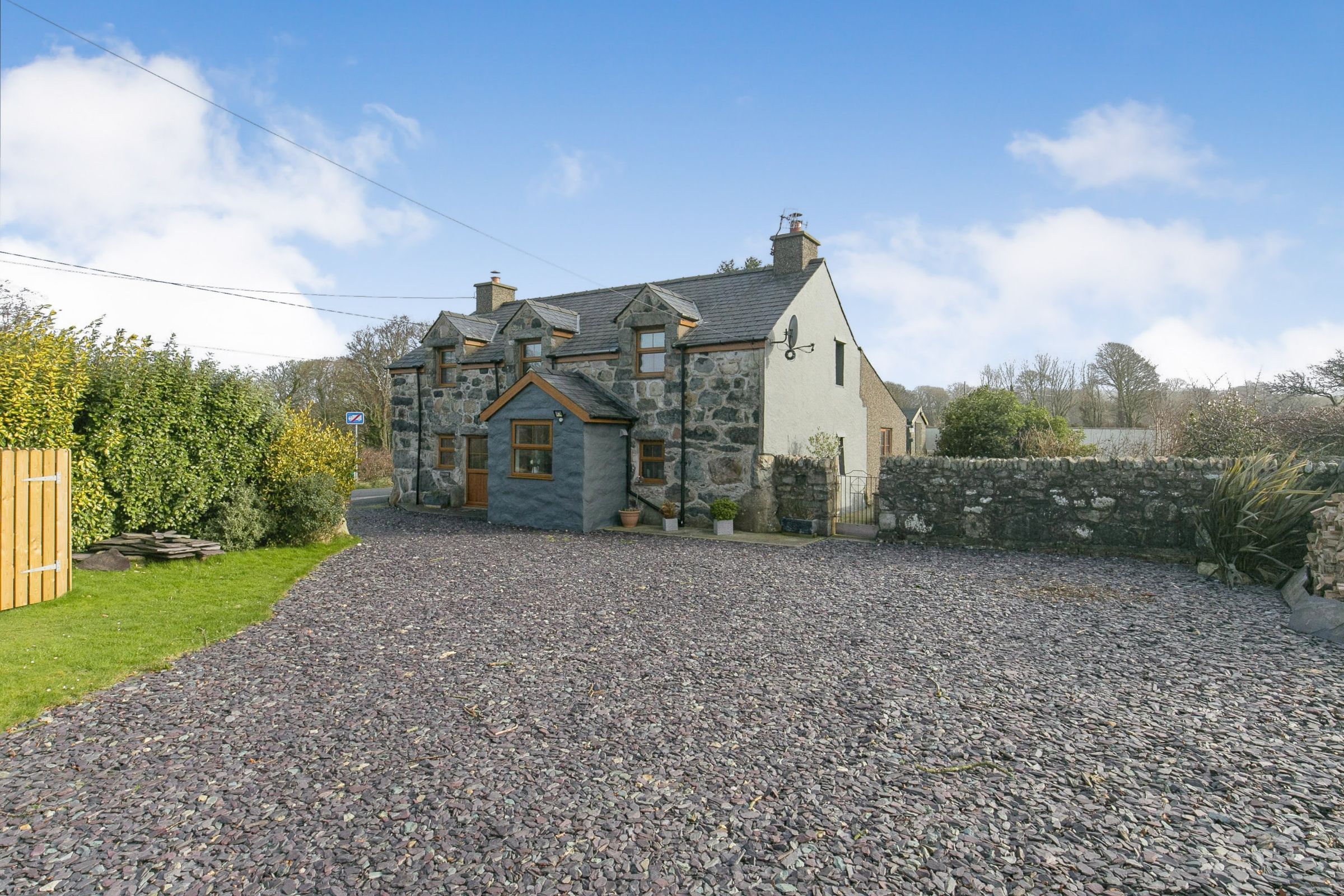 2 bed detached house for sale in Pontllyfni, Caernarfon, Gwynedd LL54