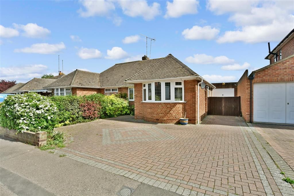 2 bed semidetached bungalow for sale in Parkfield Road, Rainham