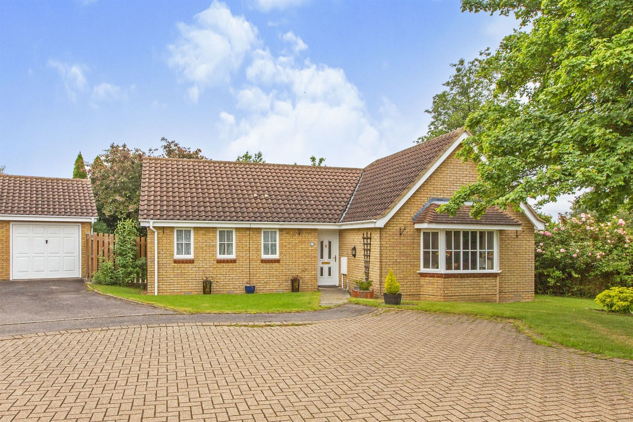 3 bed detached bungalow for sale in Linlithgow Close, Papworth Everard