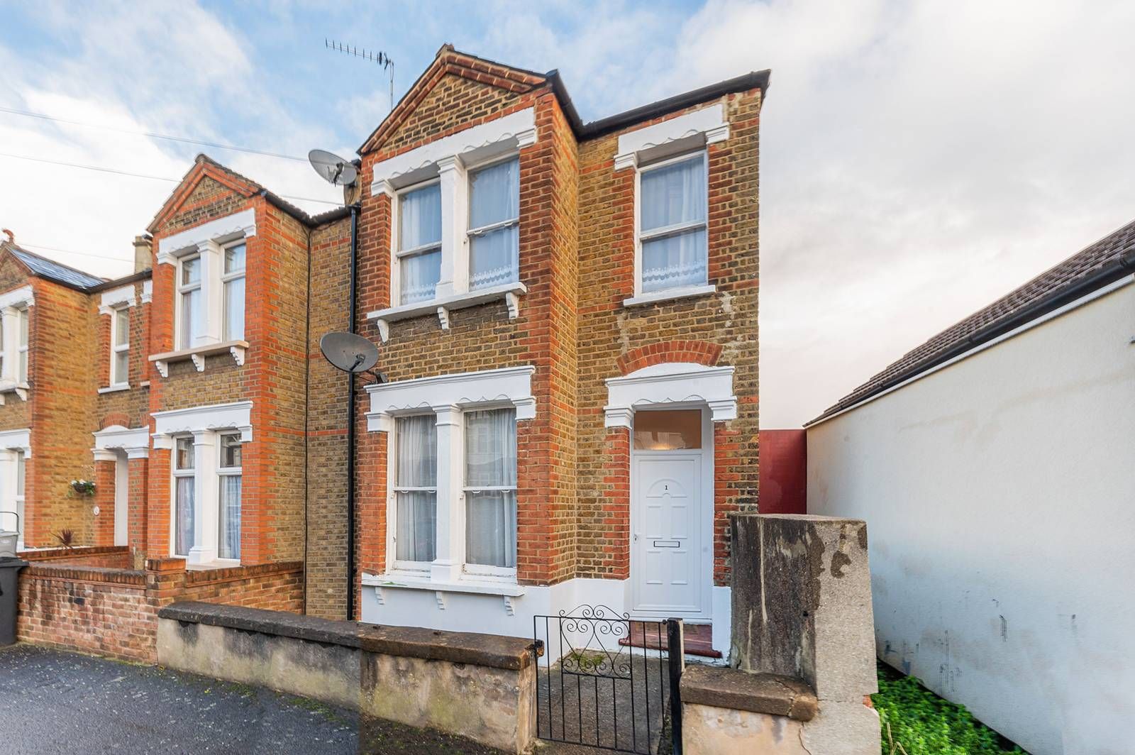 3 bed end terrace house for sale in Nyon Grove, Catford, London SE6