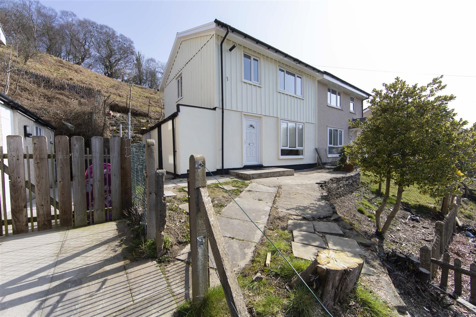 3 bed semidetached house for sale in MaesYBedw, Bedlinog, Treharris