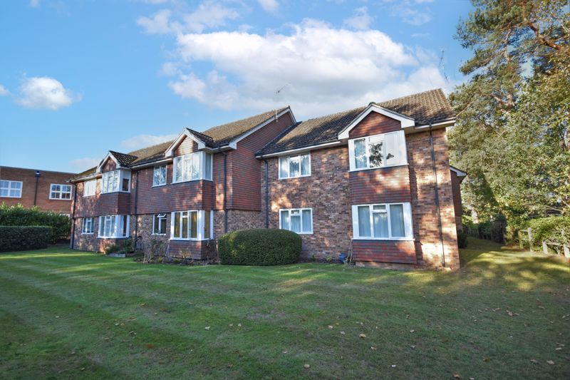 2 bed flat to rent in Trimmers Field, Farnham GU9 Zoopla