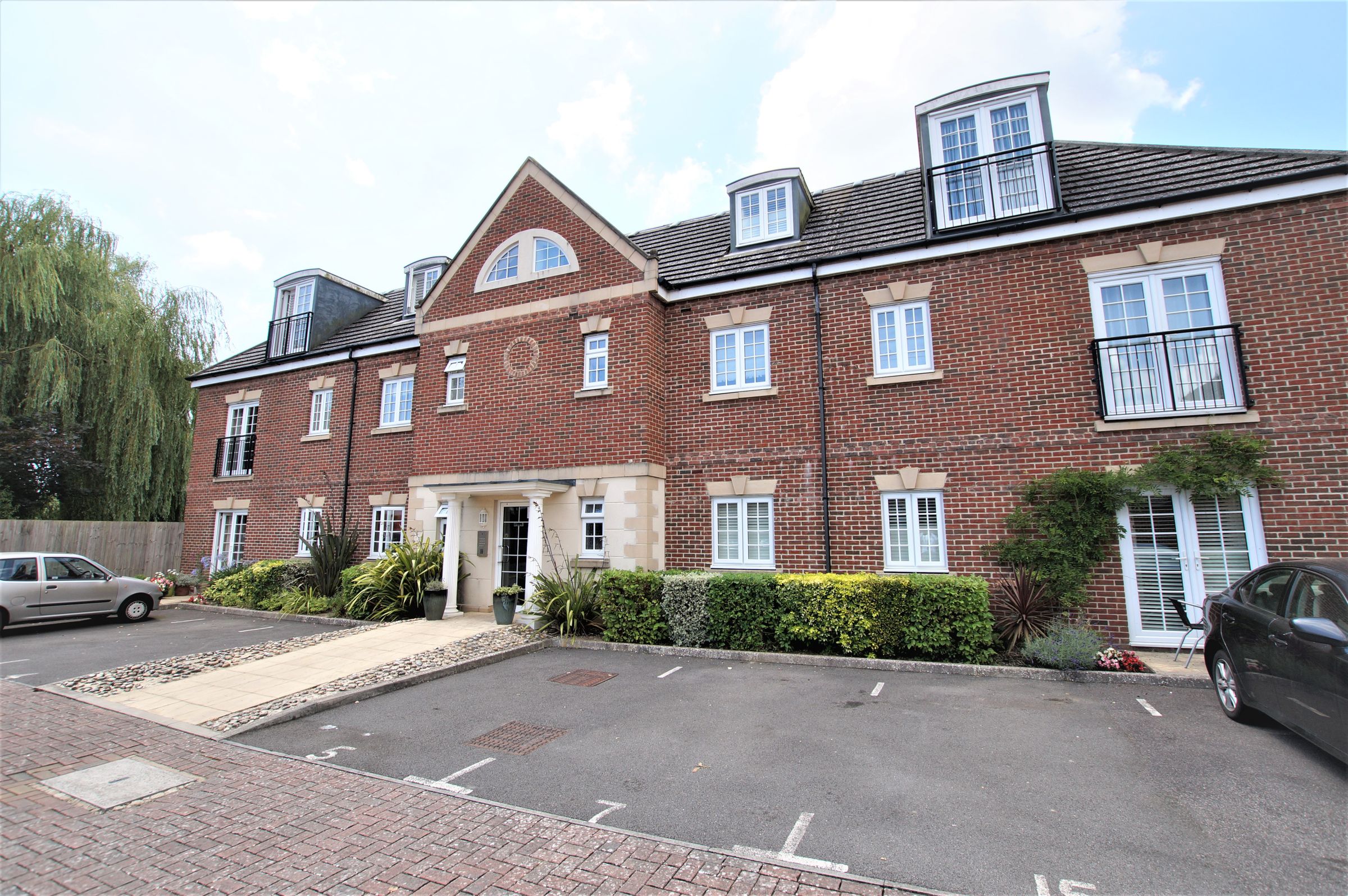 2 bed flat for sale in Wolfe Close, Chichester PO19 Zoopla
