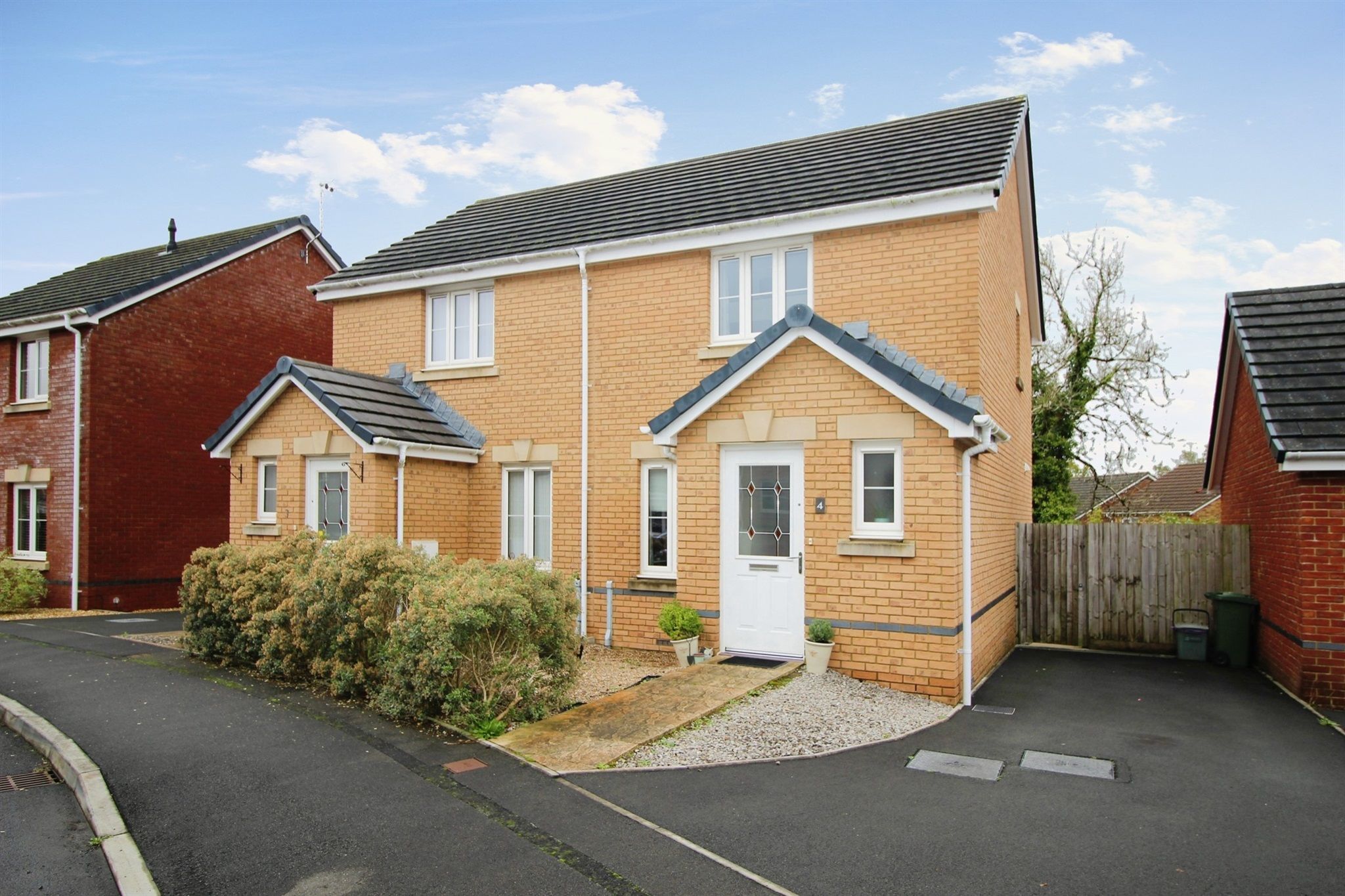 2 bed semidetached house for sale in Ffordd Magnolia, Llanharry