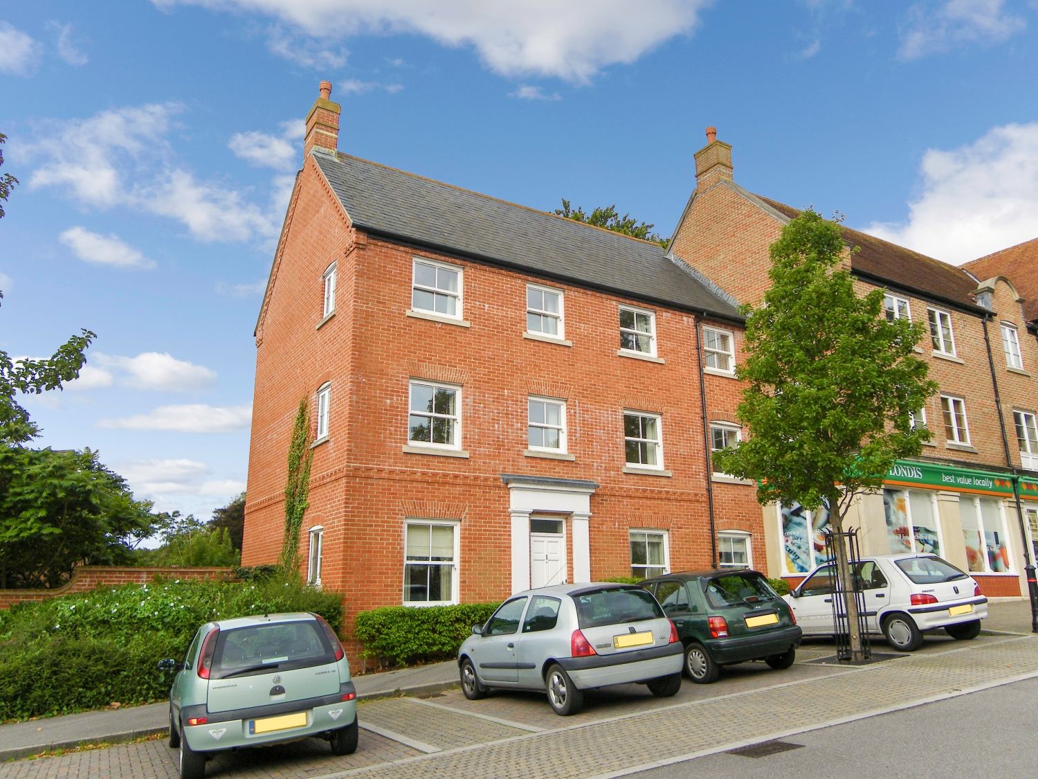 2 bed flat to rent in Alder Court, Hawthorn Road, Charlton Down