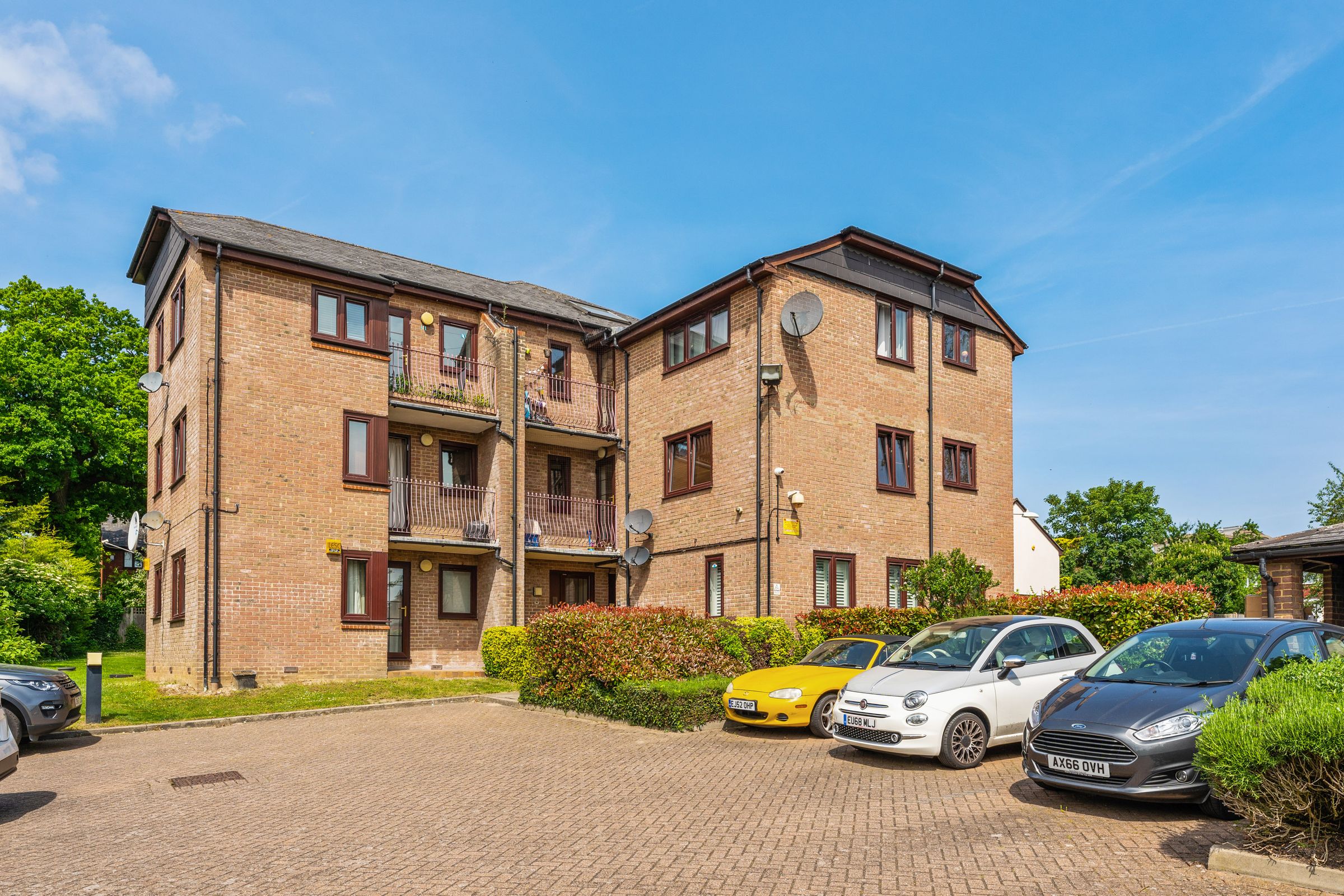 2 bed flat to rent in Cedar Close, Buckhurst Hill IG9 Zoopla