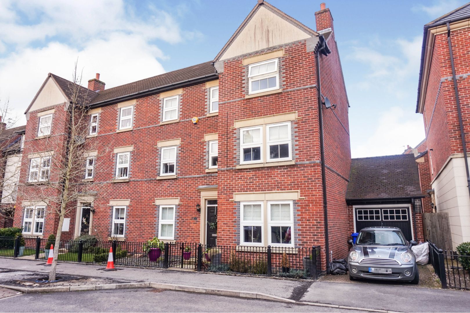 5 bed semidetached house for sale in Partington Square, Sandymoor