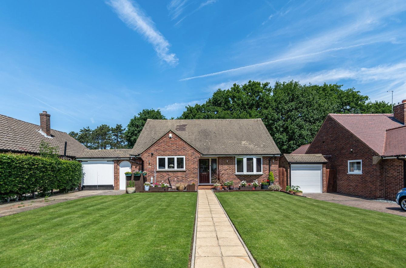 2 bed bungalow for sale in Homewood Crescent, Chislehurst, Kent BR7