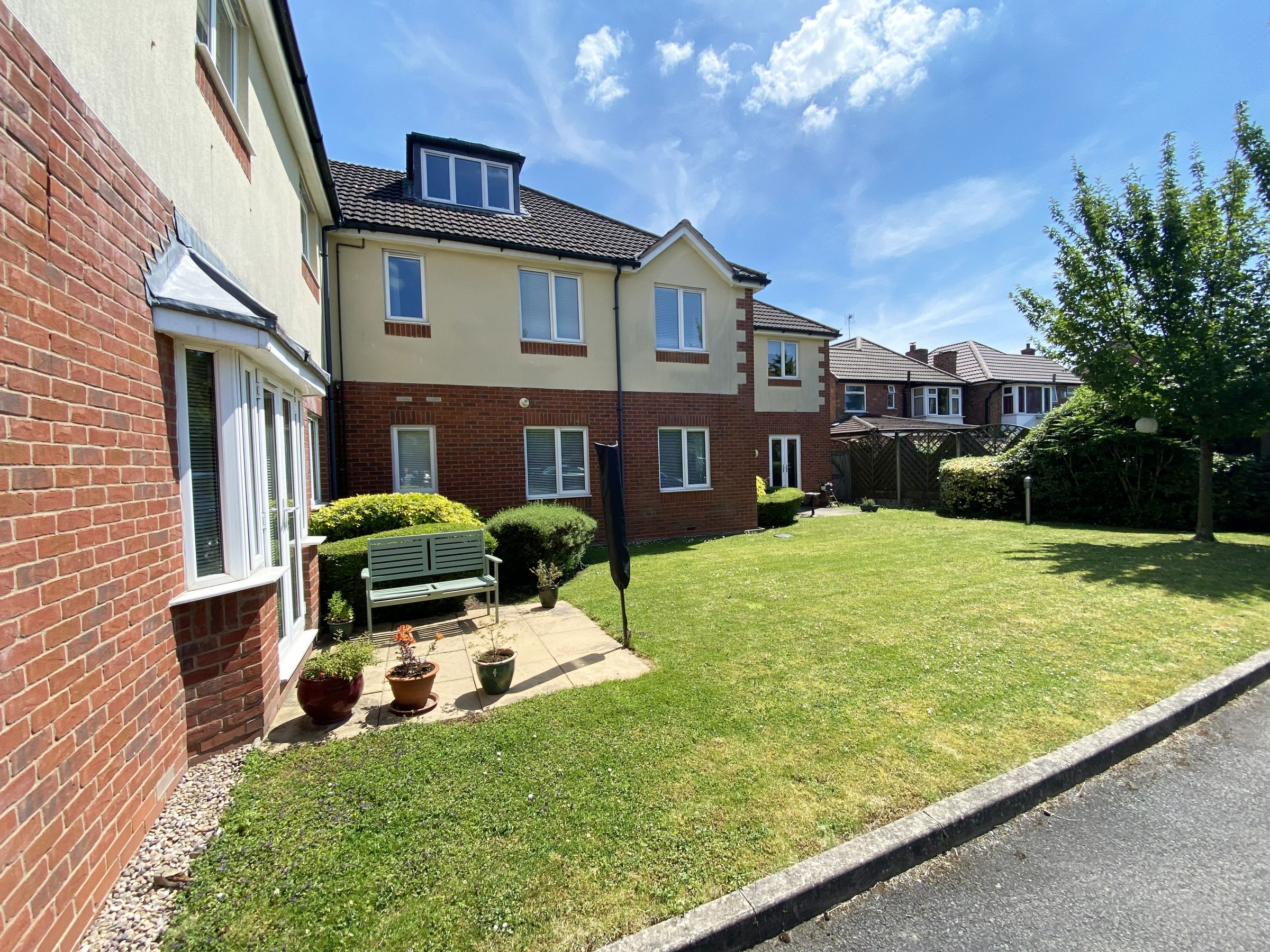 2 bed flat for sale in Haslucks Court, Haslucks Green Road, Shirley B90