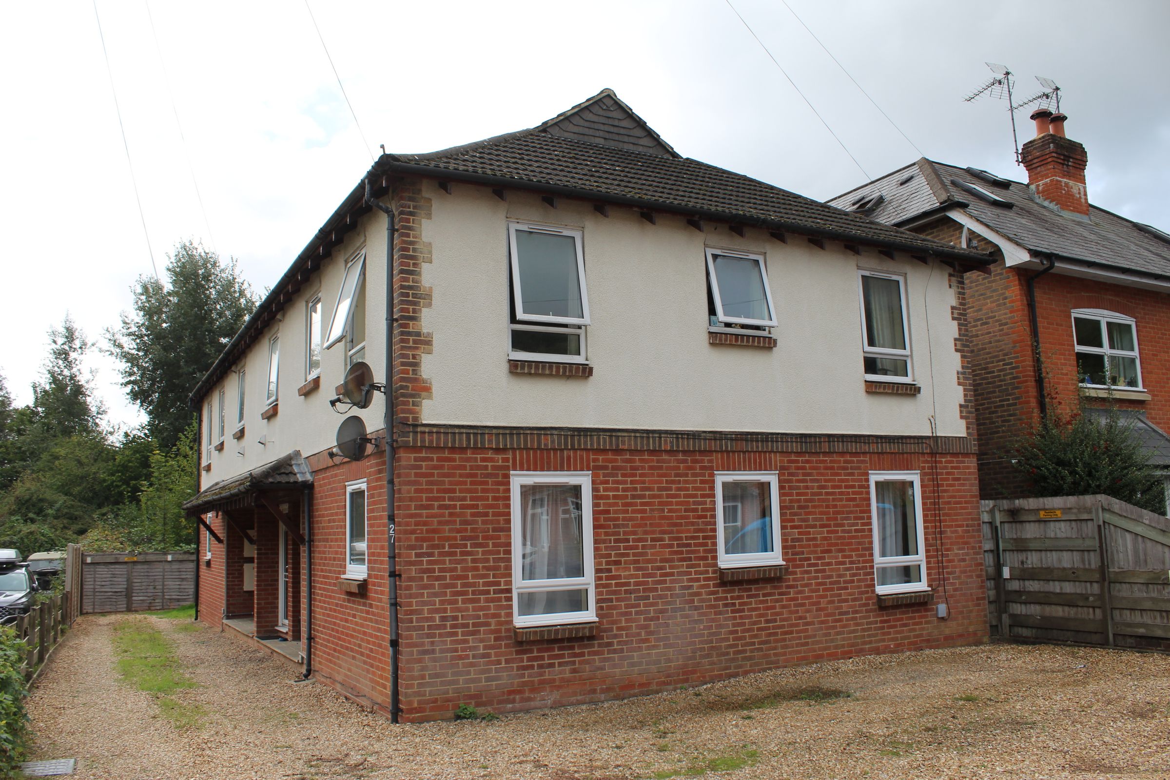 2 bed flat to rent in 27 peperharow road godalming gu7 zoopla