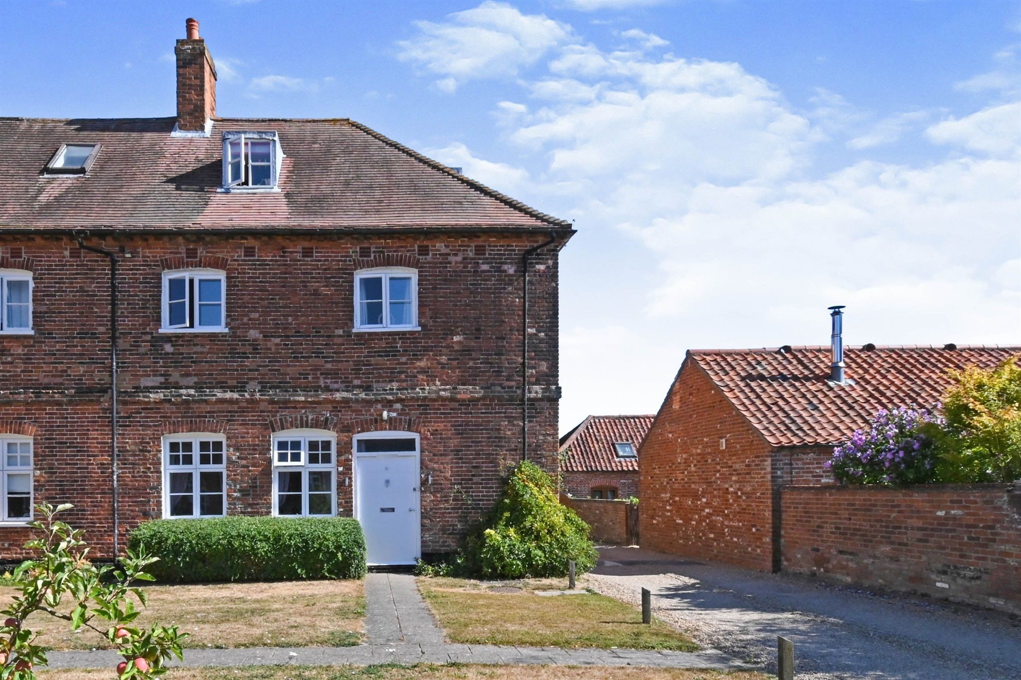 3 bed end terrace house for sale in Viewpoint Mews, Shipmeadow, Beccles