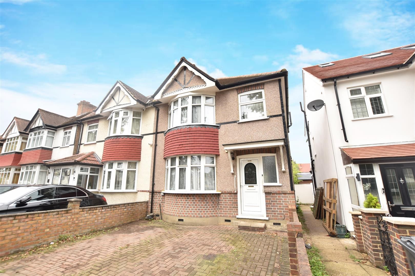 3 bed semidetached house to rent in Hounslow Road, Hanworth, Feltham