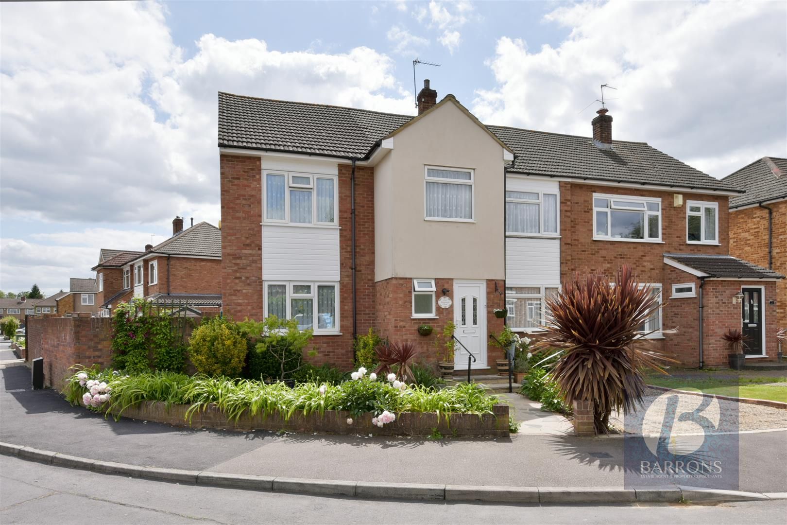 4 bed semidetached house for sale in Bromleigh Close, Cheshunt