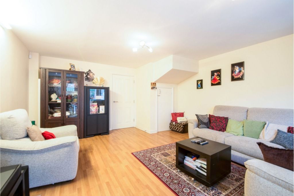 4 bed terraced house to rent in Raven Close, West Wat, Watford WD18