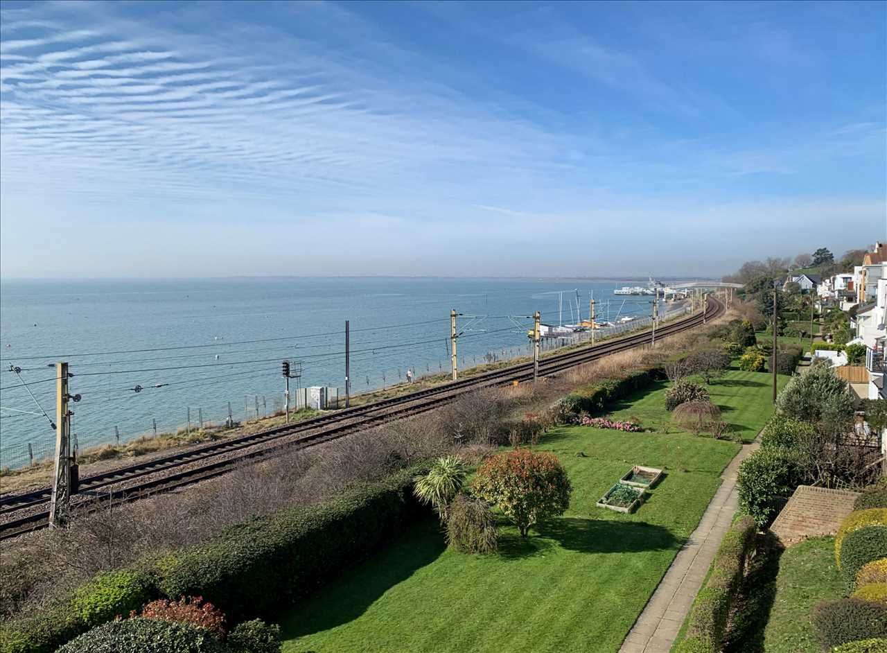 2 bed flat for sale in Undercliff Gardens, LeighOnSea SS9 Zoopla