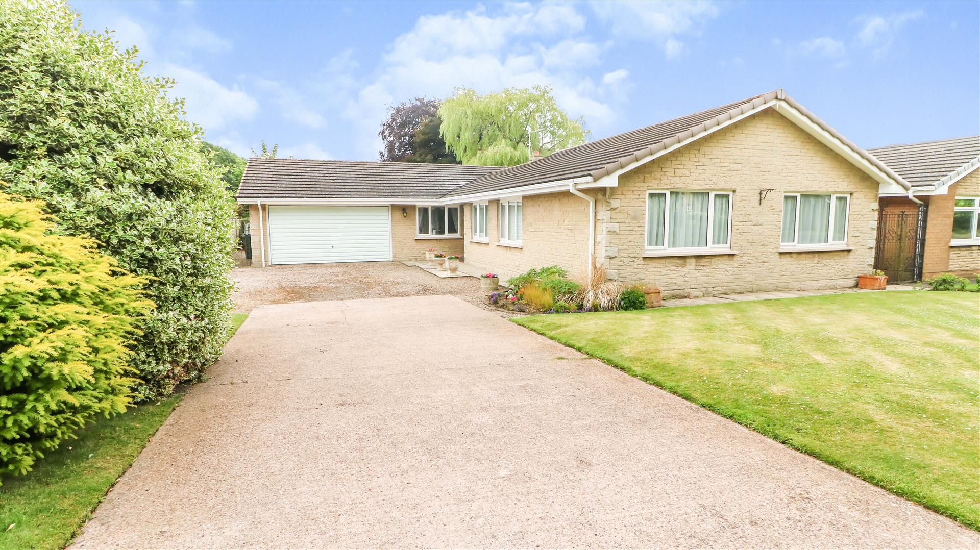 4 bed detached bungalow for sale in Gill Close, Wickersley, Rotherham