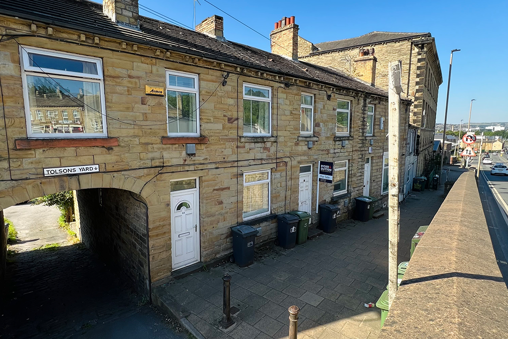 3 bed terraced house for sale in Almondbury Bank, Moldgreen