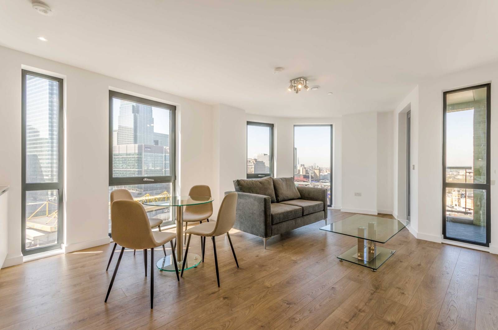 Manhatten Plaza, Canary Wharf, London E14