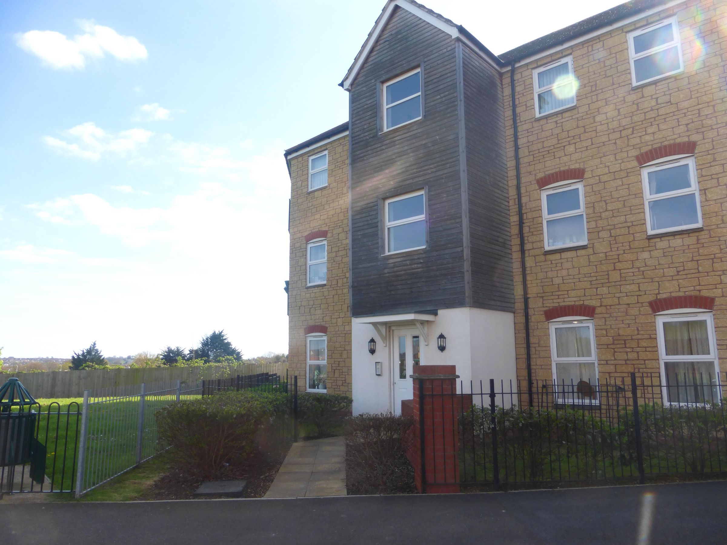2 bed flat to rent in Chaucer Grove, Exeter EX4 Zoopla