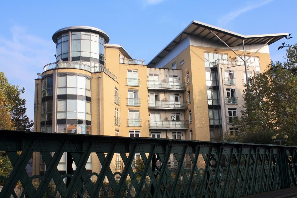 2 bed flat to rent in The Meridian, Kenavon Drive, Reading, Berkshire