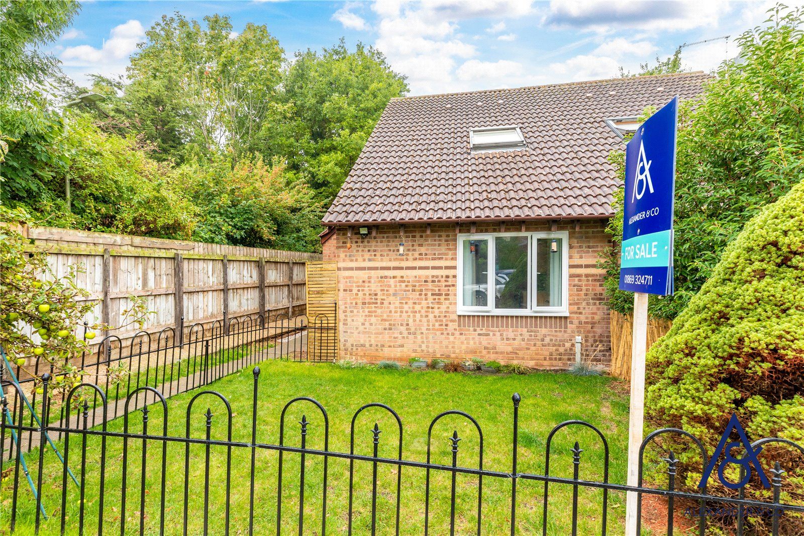 1 bed terraced house for sale in Willow Drive, Bicester, Oxfordshire