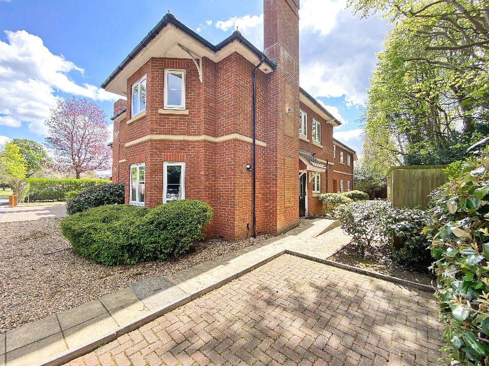 3 bed terraced house to rent in Grove Cross Road, Frimley, Camberley