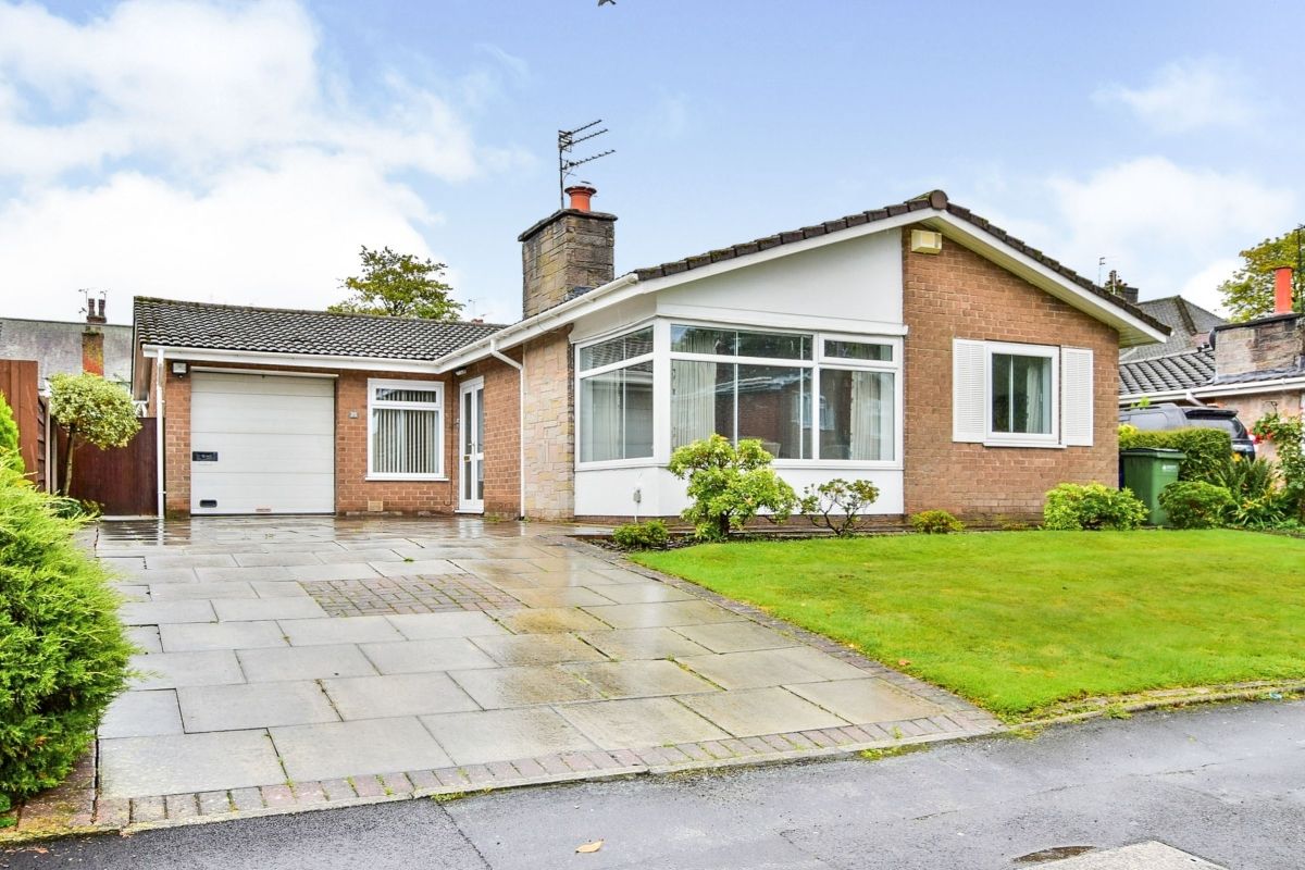 3 bed bungalow to rent in Gleneagles Road, Heald Green, Cheadle