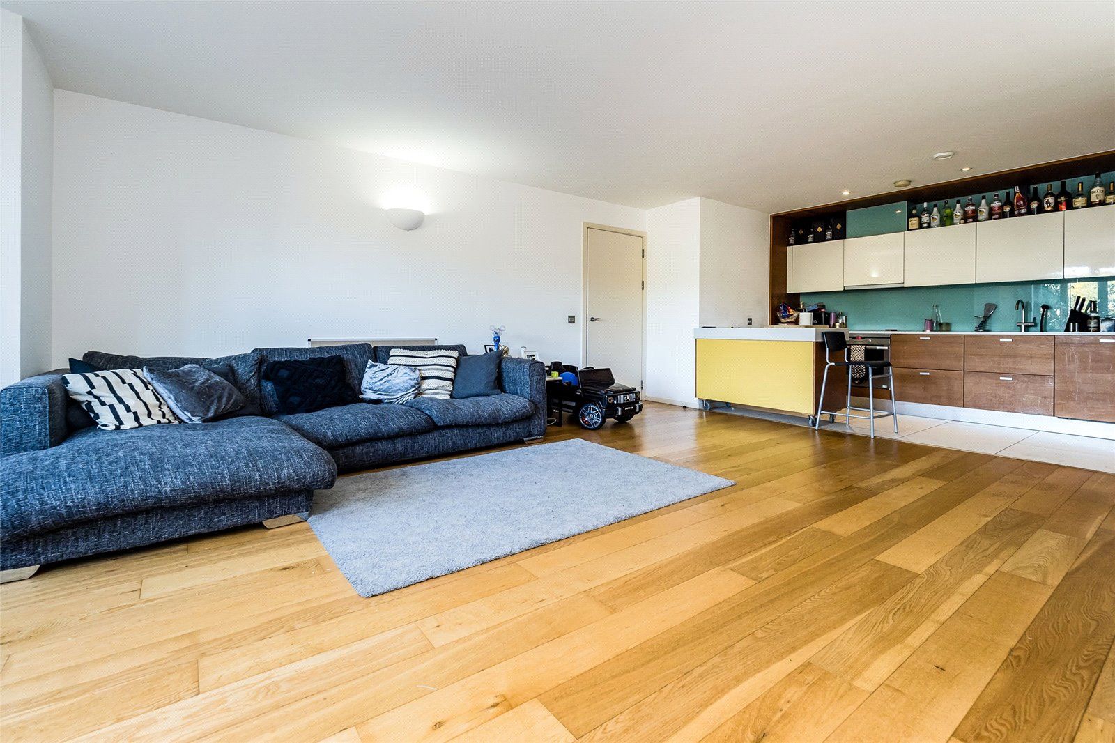 2 bed flat for sale in Regency Court, High Road, South Woodford, London